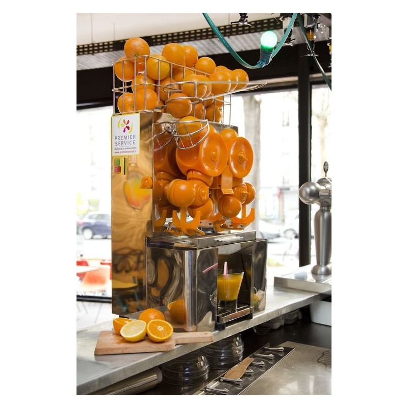 Presse Orange Automatique en action / Commercial Orange juicer 